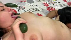 me follo el coño de mi madrastra con dildo hasta que chorrea en hardcore lesbiana