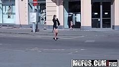 Vyzvedl jsem tu horkou latinku 18+ na ulici pro mokrý foot fetish venku