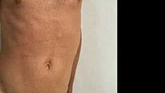 Versauter Arsch-Bitch neckt in String bei Strand-Shooting mit Daddy