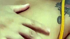 batendo siririca com força in a solo session with toys for some personal time.