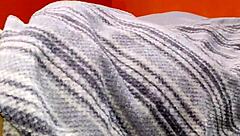 Θετή μαμά και θετός γιος μοιράζονται κρεβάτι για καυτό γαμήσι