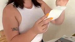 La nueva empleada nalgona shows off big ass and tits in blowjob action 😜