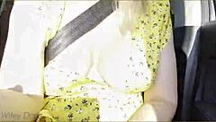 Жена ми показва перфектни цици в колата нали?