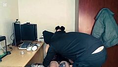 Brunetta minuta palpata dal padrone di casa per scopata affitto