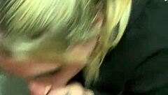 La salope blonde deepthroat en salle de bain cinéma public ?