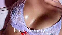 Бразилска съпруга показва големи лаби край басейна в тесни легинги камълот