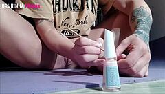 brasileira gostosa pinta unhas dos pés mostrando grelo pra provocar de pertinho