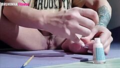 brasileira gostosa pinta unhas dos pés mostrando grelo pra provocar de pertinho