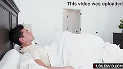 Срамежливата миниатюрна 18+ принцеса чупи дълбоко гърло с кръмпай от татко на Ден на бащите