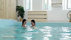 Rharri Rhounds devica širi vlažnu obrijanu pičku 18+ široko