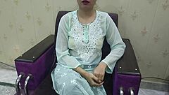 Vermieter fickt indische Pornstar Saarabhabhi tief und lässt Creampie drin