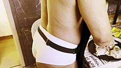 cozinhando e metendo no cuzinho dela enquanto ela geme alto