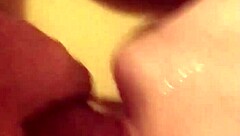 Ó basszus, lenyeli minden cseppet a forró spermából, mintha a kedvenc csemegéje lenne