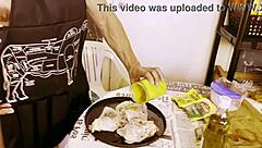 cozinhando e metendo no cuzinho dela enquanto ela geme alto