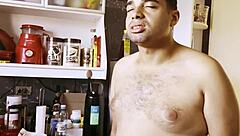 cozinhando e metendo no cuzinho dela enquanto ela geme alto