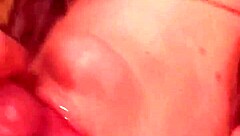 Ó basszus, lenyeli minden cseppet a forró spermából, mintha a kedvenc csemegéje lenne