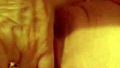 Ó basszus, lenyeli minden cseppet a forró spermából, mintha a kedvenc csemegéje lenne