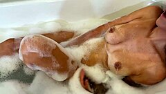 Mačeha ujame pastorka pri trzanju bosega tiča v kopalnici, dači ročno in sesanje