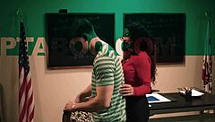 Petite milf mamica z veliko rijo in joškami v hardcore sesanju