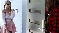 Lesbická milfka vzdychá, ako jej 18+ tínedžerka líže mokrú piču a malé 18+ prsia!