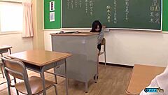 Млада стегната путка пробита от стари мъже преди огромен потоп от сперма.