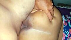 Meid met enorme kont buigt voorover en plaagt