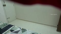 Горничная увидела мелькающий хуй и жадно его подрочит