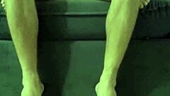 essa novinha adora sentar gostoso na rola, olha essa bucetinha piscando pra você...