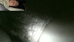 Hej, podívej se na tu manželku, jak ukazuje holou kundu jen pro legraci 😏🔥