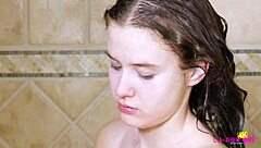 Cítim sa tak sviežo po tej horúcej sprche, tatko...