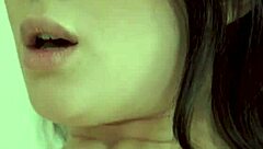 Секси гръдни Rayveness и Evelyn Claire лижат дълбоко путките за лесбийски оргазми