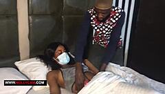 Lege sjekker svart tenårings våte fitte men tester hardcore grenser