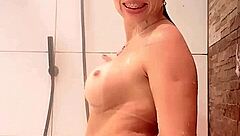 En hotwife-dronning dusjer sexet og filmer hver våd kurve til dig