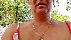 Kåt mogen blond MILF fingrar enorma tuttar till orgasm