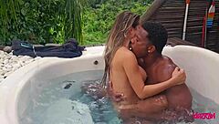 Foda quente na hidro bends her over big cock!