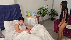 Аз и стесната чукаме в леглото, споделено със стесния ѝ баща зад гърба му