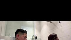 mi cuñada se estaba bañando y no me resistí a entrar y follarla en la ducha