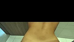 mi cuñada se estaba bañando y no me resistí a entrar y follarla en la ducha