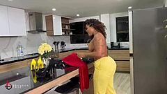 ¡Mira cómo atrapo a mi sirvienta de gran culo follando y la destrozo con mi BBC! Brandon Cruz y Carla Morelli