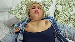 Kaunis huora myy persettä pillua käteisellä