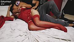 Napaljena milf žena trdo otipljana, medtem ko kuckold mož gleda, kako ji piča kaplja