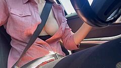 Włoska milfka artemisia love pokazuje ogromne cycki w aucie na zewnątrz