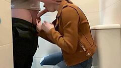 mi novio me lleva a cenar y luego me folla el culo en el baño del restaurante... qué rico!