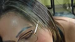 la mamá de mi mejor amigo se pone caliente esperando a su esposo pero yo llego primero y la follo