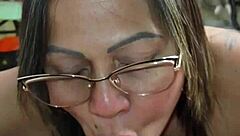 la mamá de mi mejor amigo se pone caliente esperando a su esposo pero yo llego primero y la follo