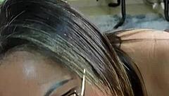 la mamá de mi mejor amigo se pone caliente esperando a su esposo pero yo llego primero y la follo