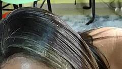 la mamá de mi mejor amigo se pone caliente esperando a su esposo pero yo llego primero y la follo