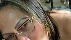 la mamá de mi mejor amigo se pone caliente esperando a su esposo pero yo llego primero y la follo