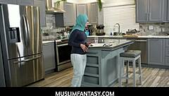 coach peter green fingers violet gems' tight muslim pussy before pounding