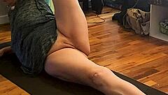 fuck yes, watch this milf's pussy stretch in morning yoga!